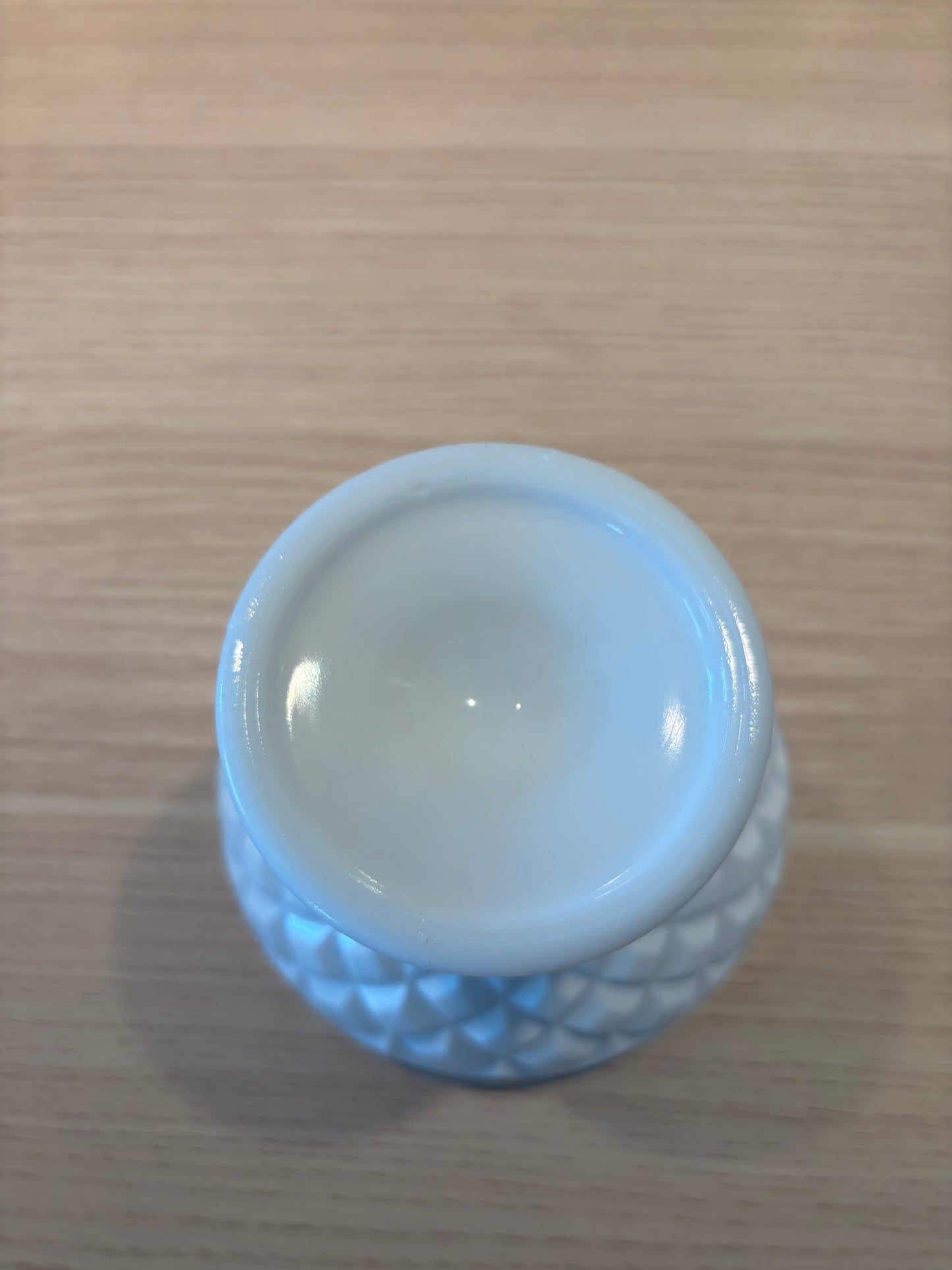 Skål på fot i vitt opalglas med diamantmönster