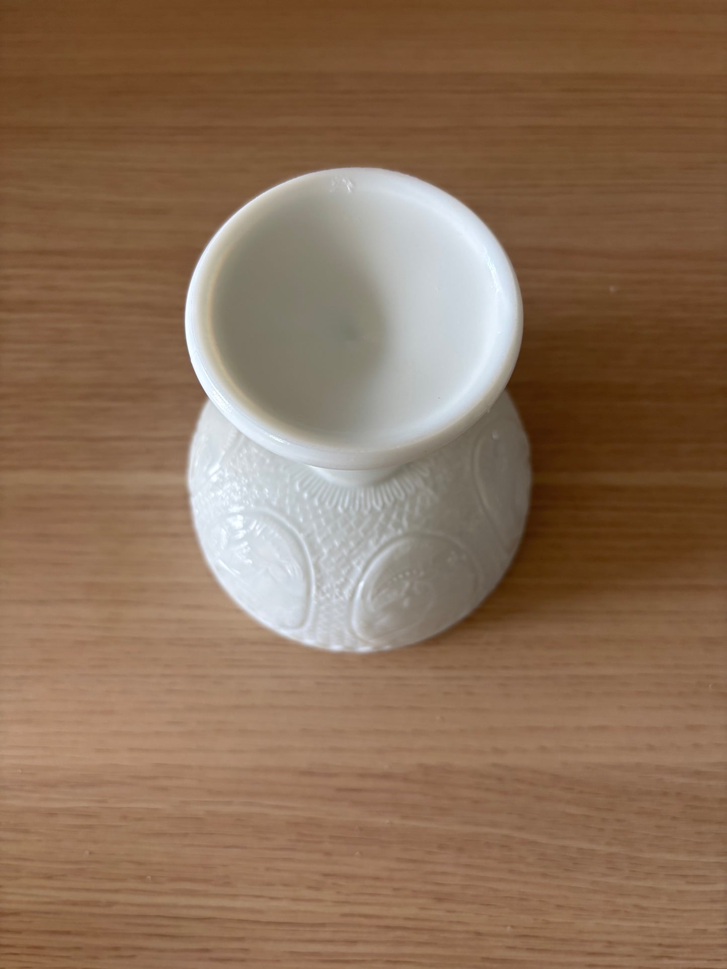 Vintage skål på fot i vitt pressglas tillverkad av det polska glasbruket Ząbkowice