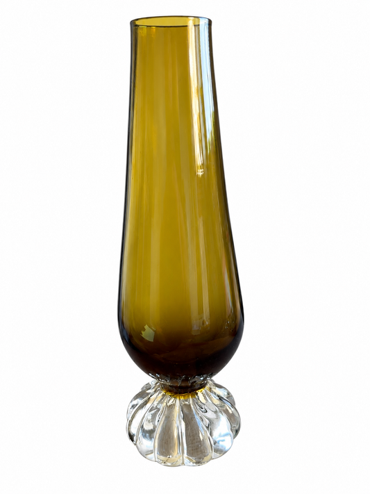 Vintagevas i bärnstenstonat munblåst konstglas med räfflad fot i klart glas, Åseda Glasbruk Bo Borgström