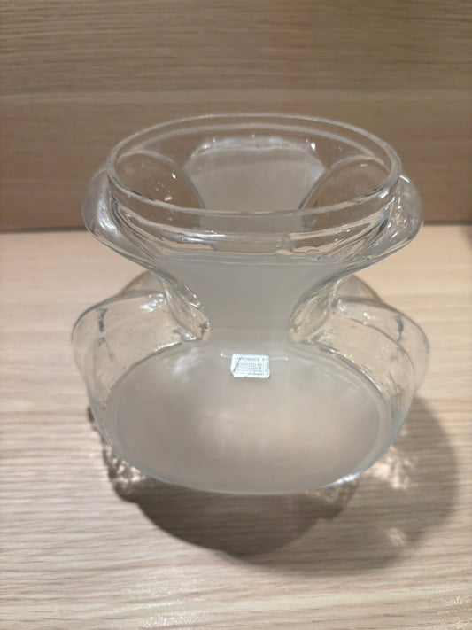 Sea Glasbruk vas av Björn Ramel i massivt klarglas med frostad mittdel och skulptural form