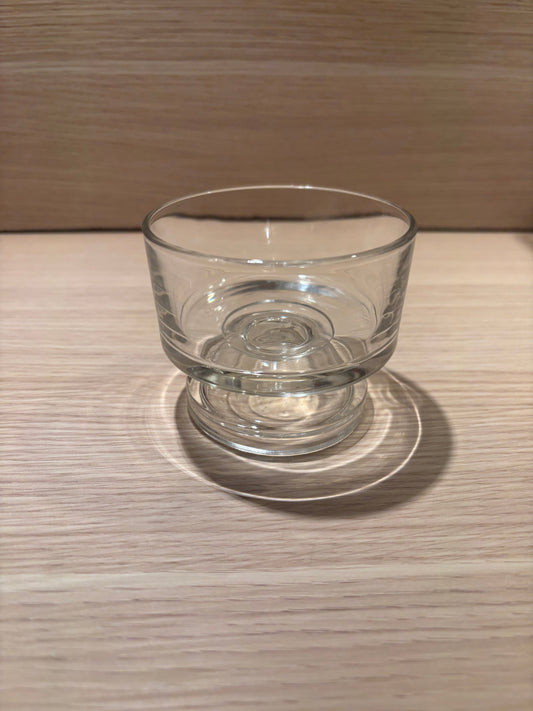 Holmegaard STUB glas från sidan, visar den karakteristiska korta foten och cylindriska kupan