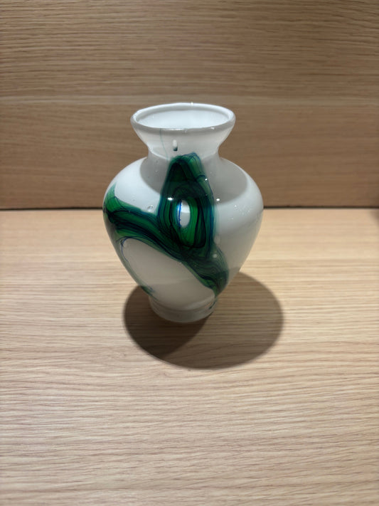 Murano glasvas i vitt opalglas med virvlande gröna och blåa färgstråk, attr. Carlo Moretti 1970-tal