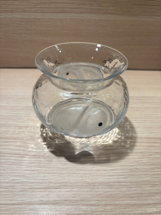 Sea Glasbruk – Rund vas med insmält glasmassa