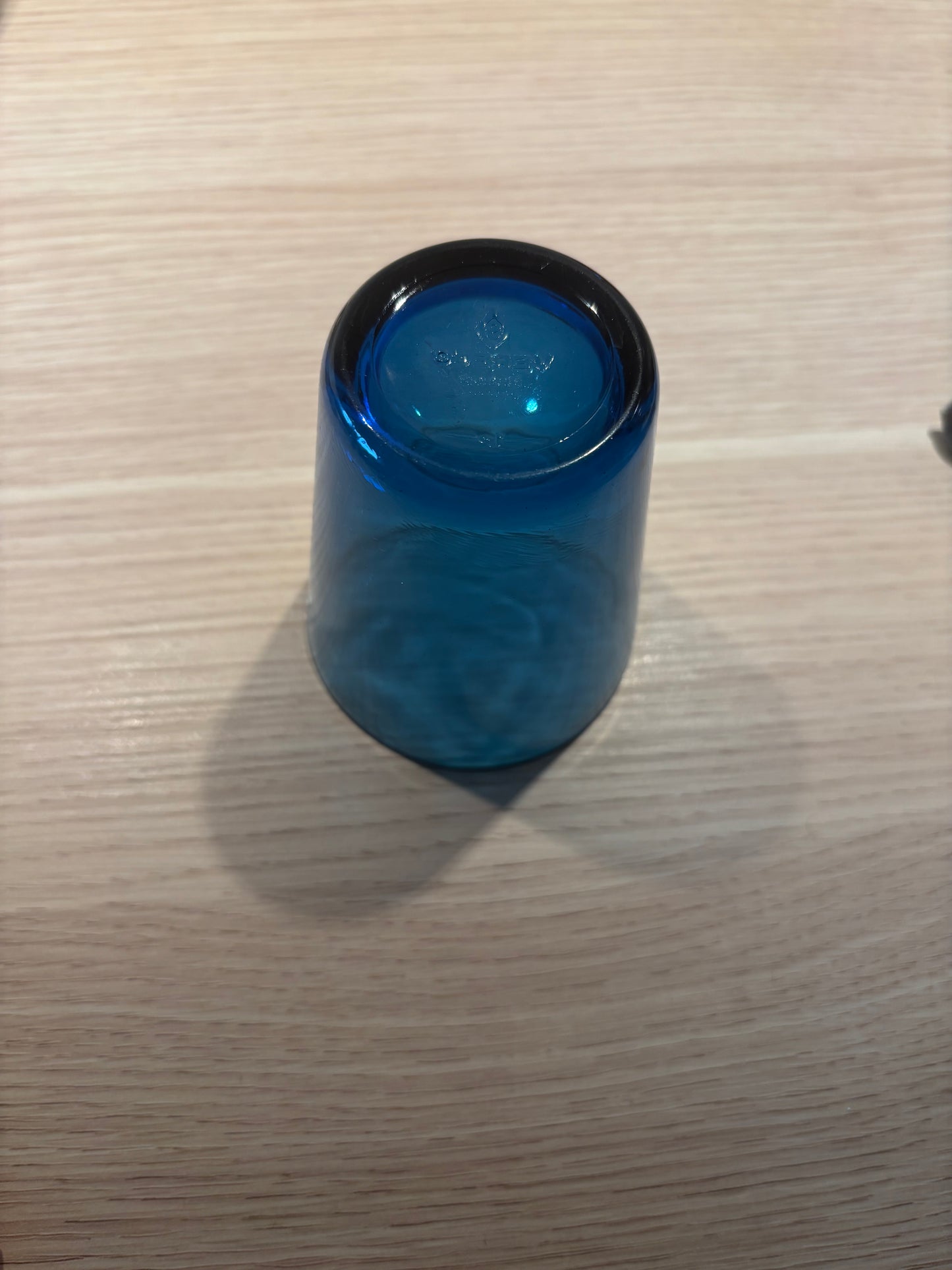 Vereco juiceglas i transparent koboltblått glas