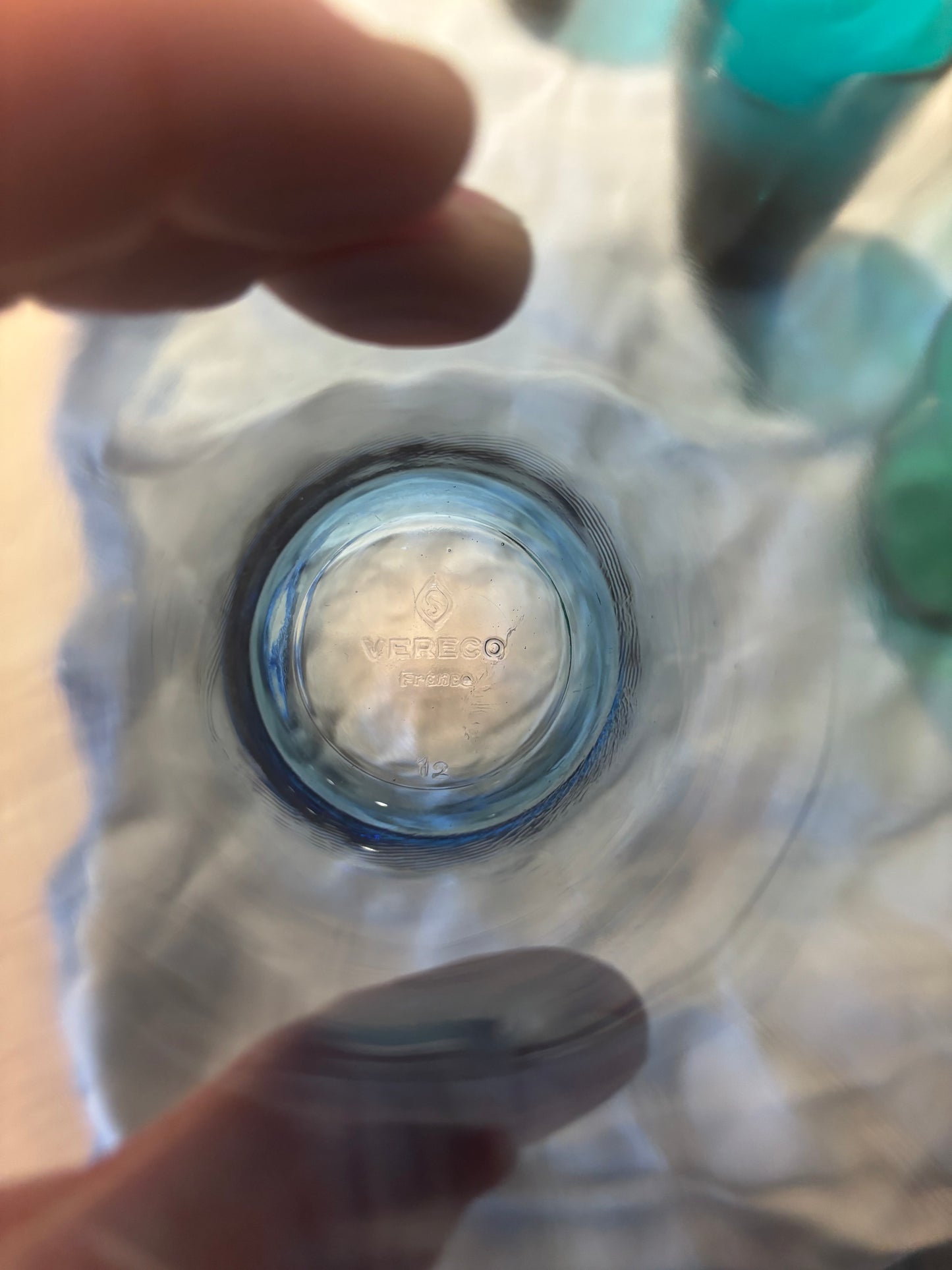 Vereco juiceglas i transparent koboltblått glas