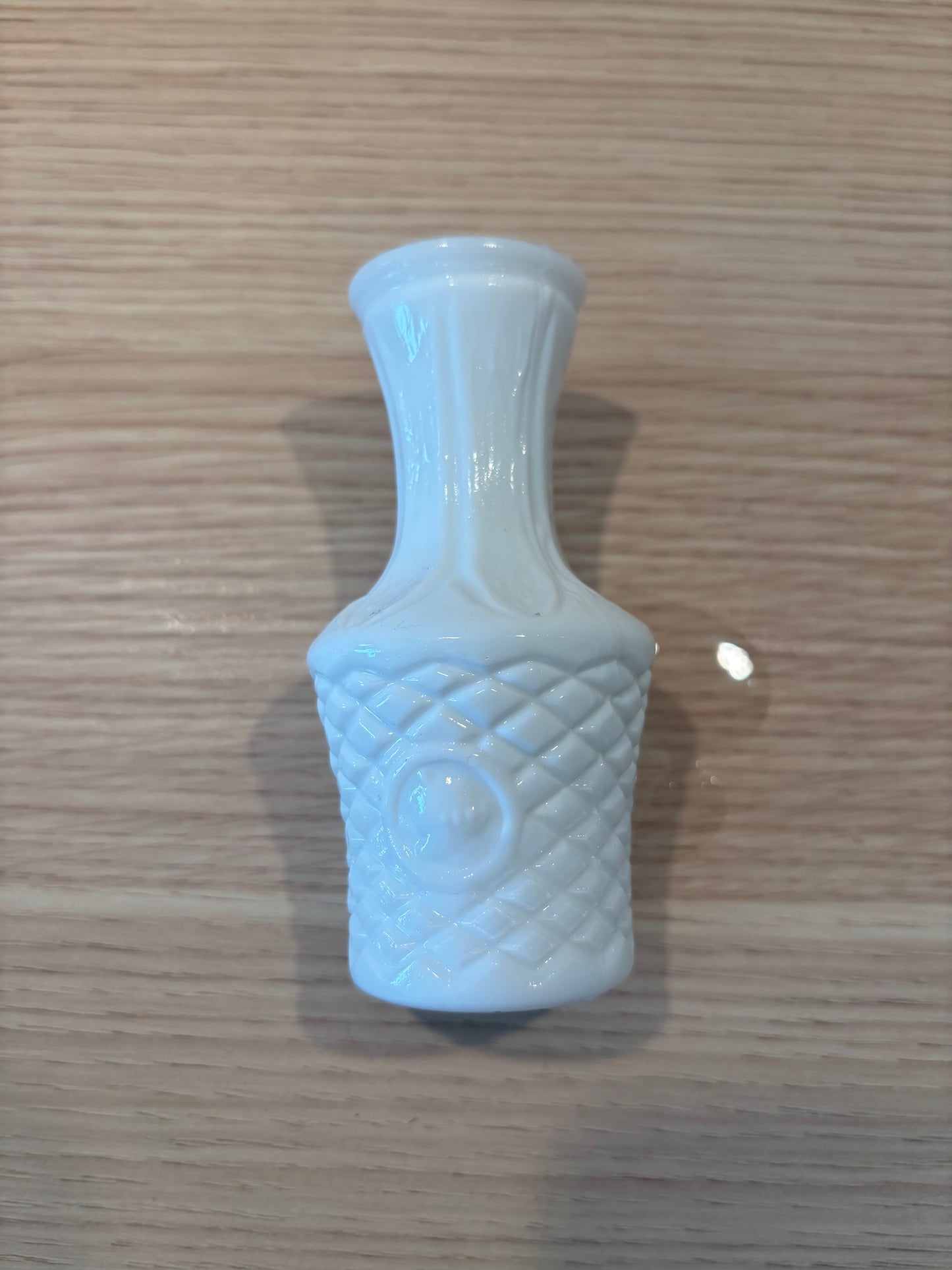 Miniatyrvas formgiven av Gunnar Ander för Lindshammar Glasbruk