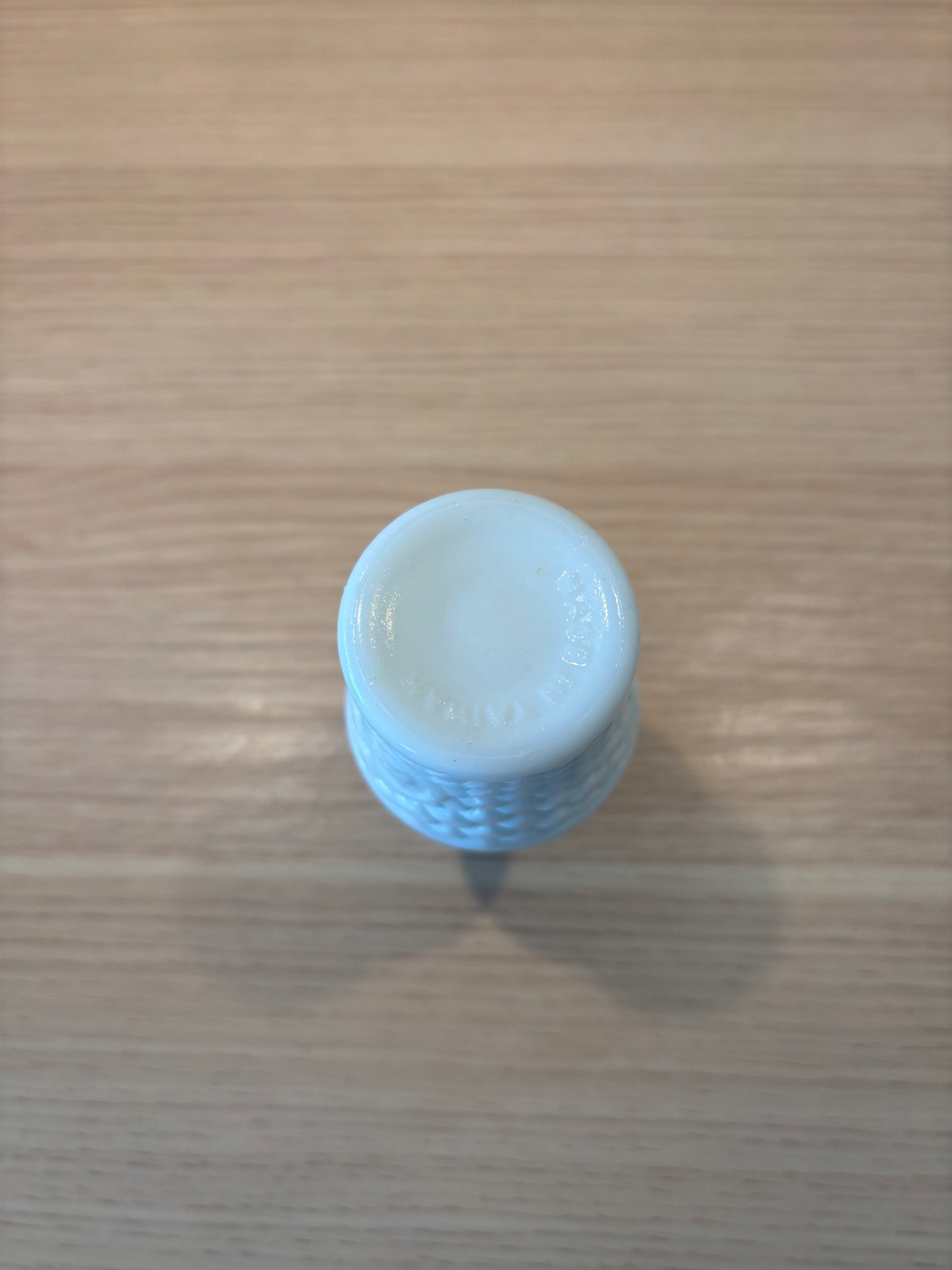 Miniatyrvas formgiven av Gunnar Ander för Lindshammar Glasbruk