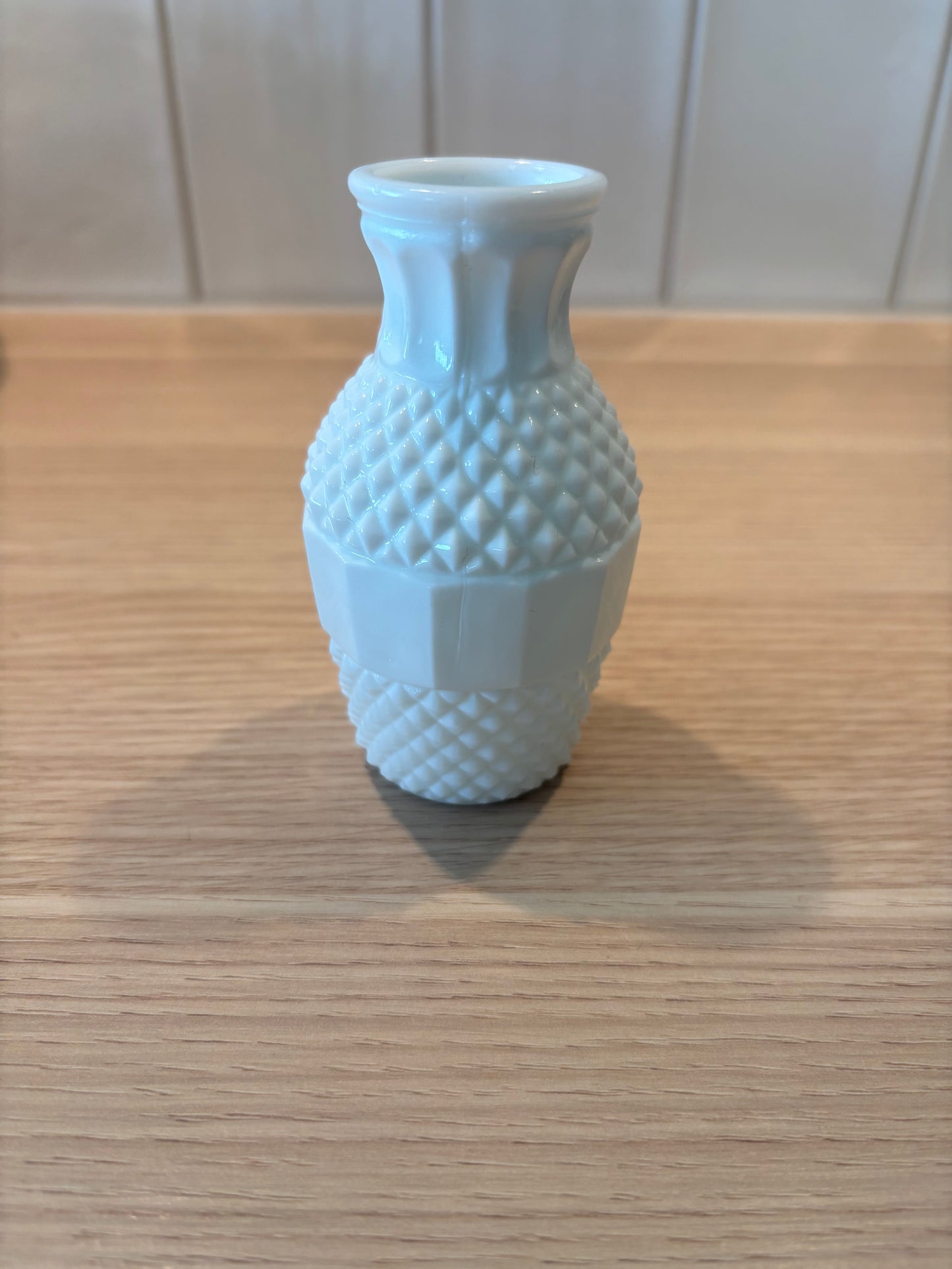 Knoppvas i opalglas från mitten av 1900-talet (Mid Century Modern) med hobnailmönster