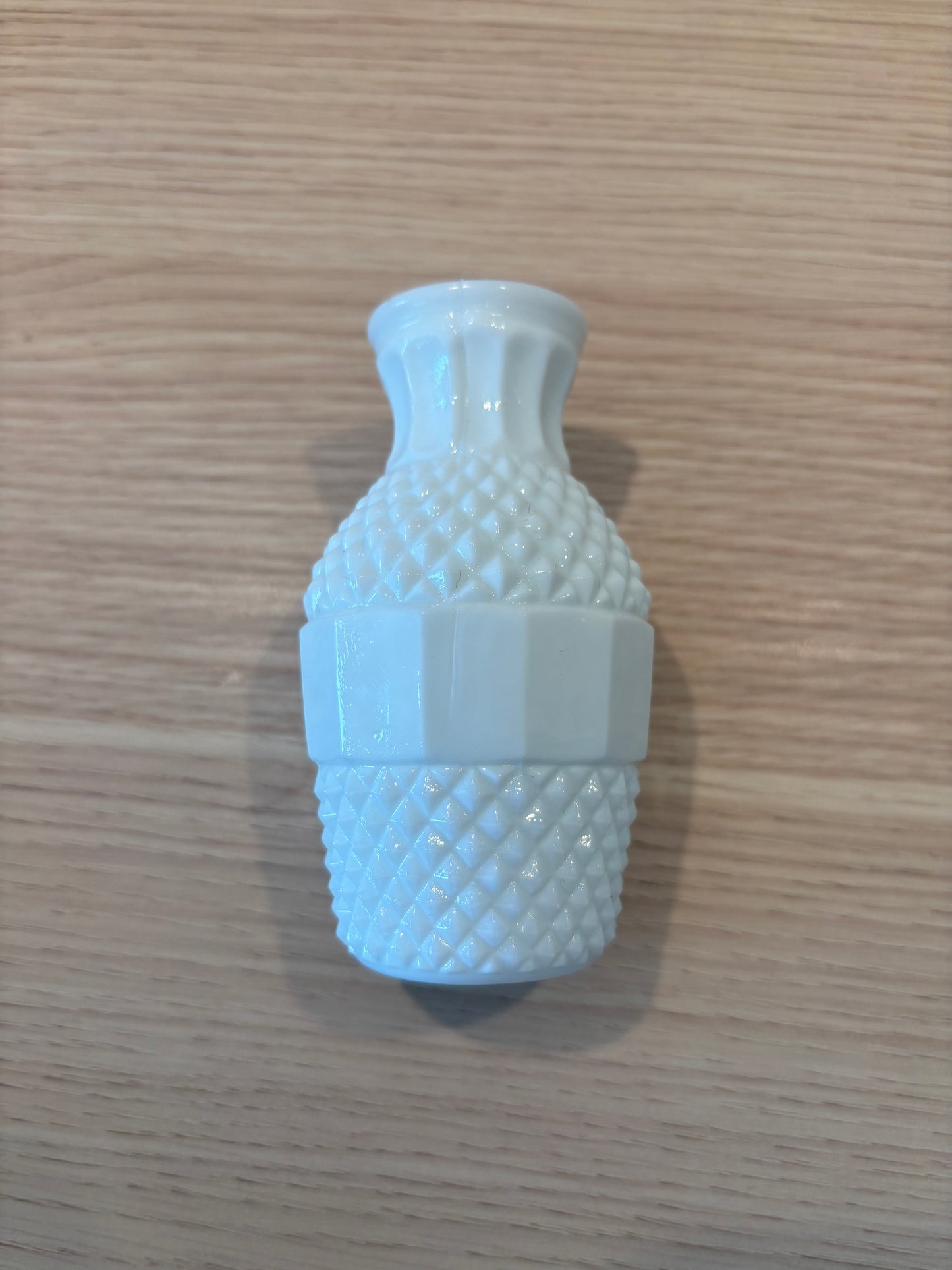 Knoppvas i opalglas från mitten av 1900-talet (Mid Century Modern) med hobnailmönster
