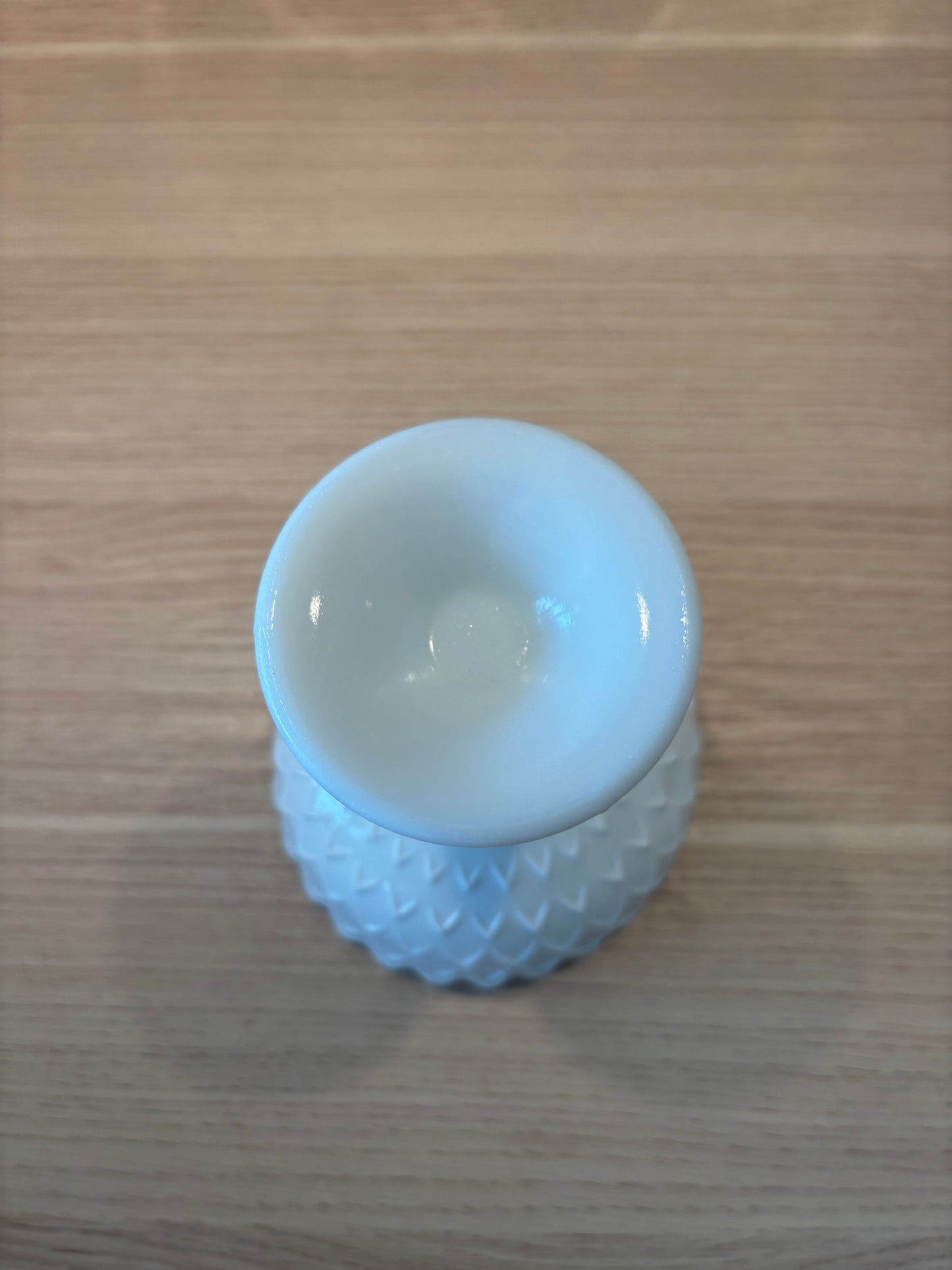 Skål på fot "Blixt" i vitt opalglas – design Paul Kedelv för Glimma Glasbruk