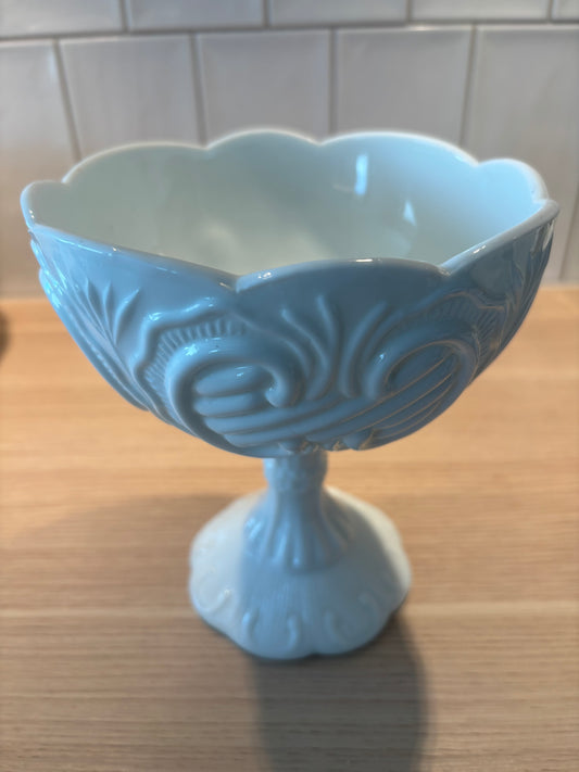 Skål på fot i opalglas – Glimma Glasbruk, 1950-tal