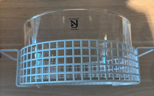 Nilsjohan "Carré" serveringsskål i glas med vit metallställning - Monica Backström