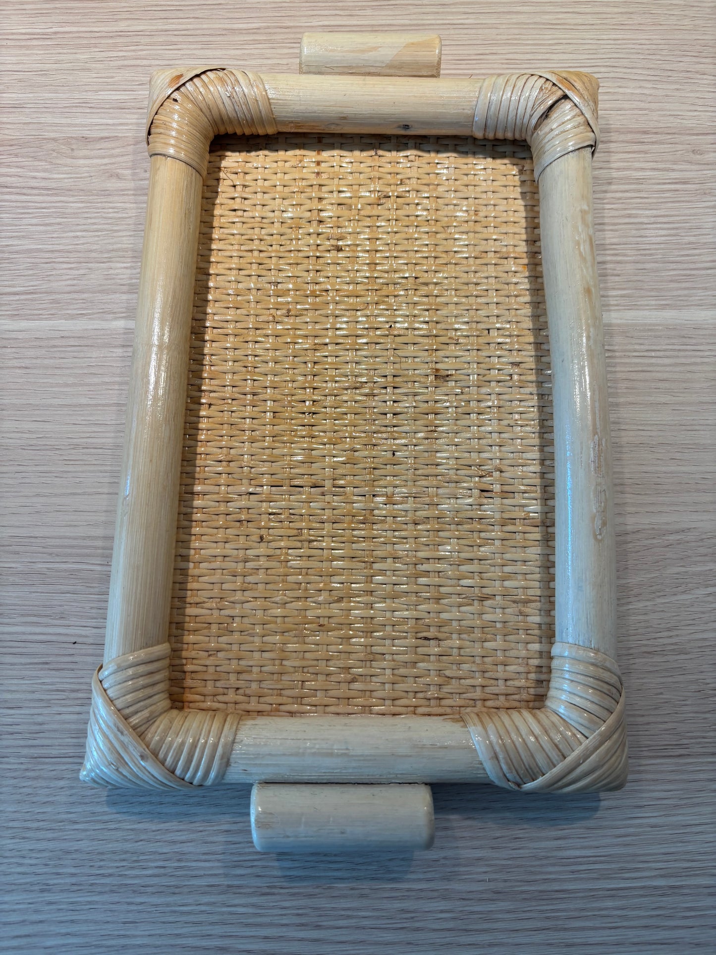 Vintage serveringsbricka i bambu och rotting från 1970-/1980-talet.