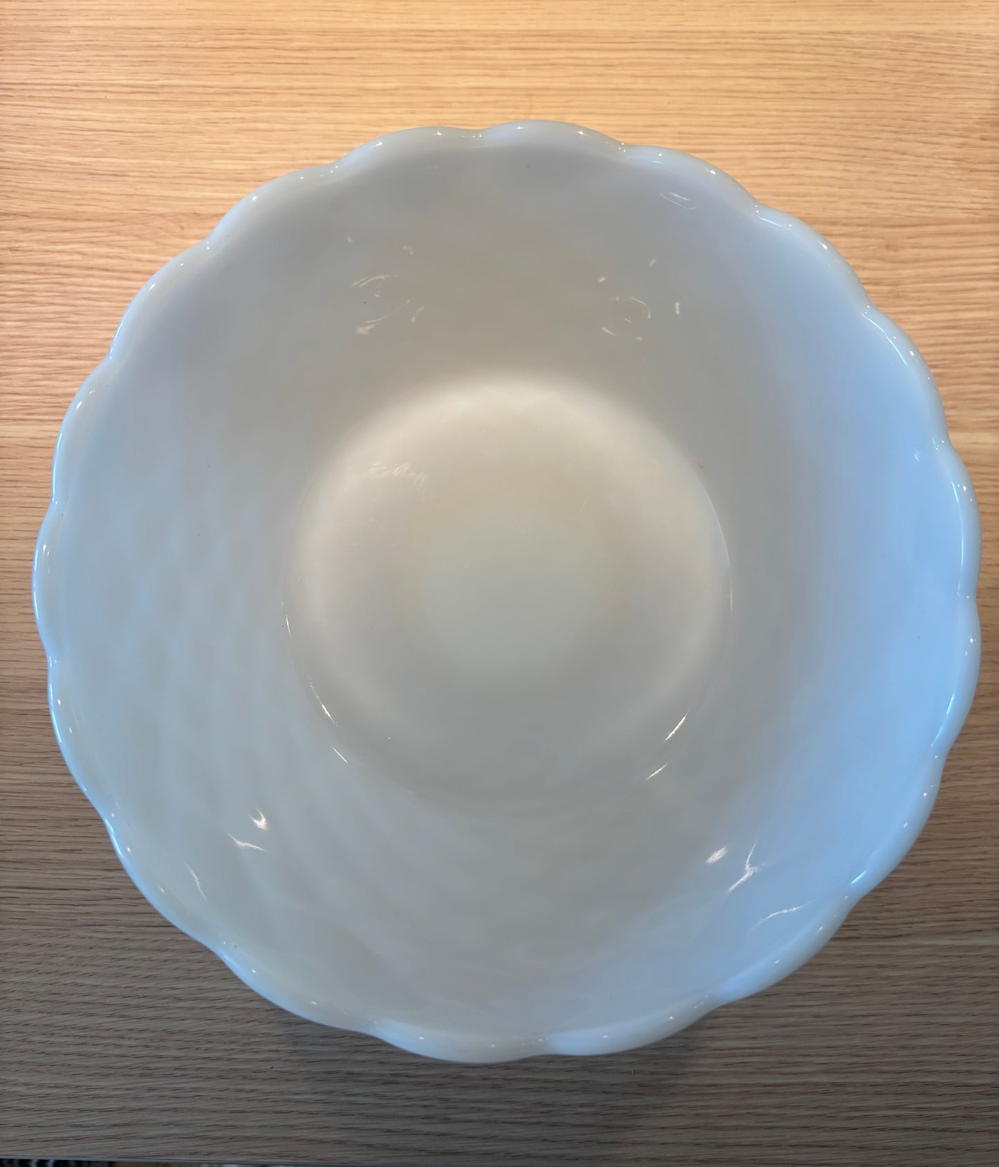 Stor vit opalglasskål på fot