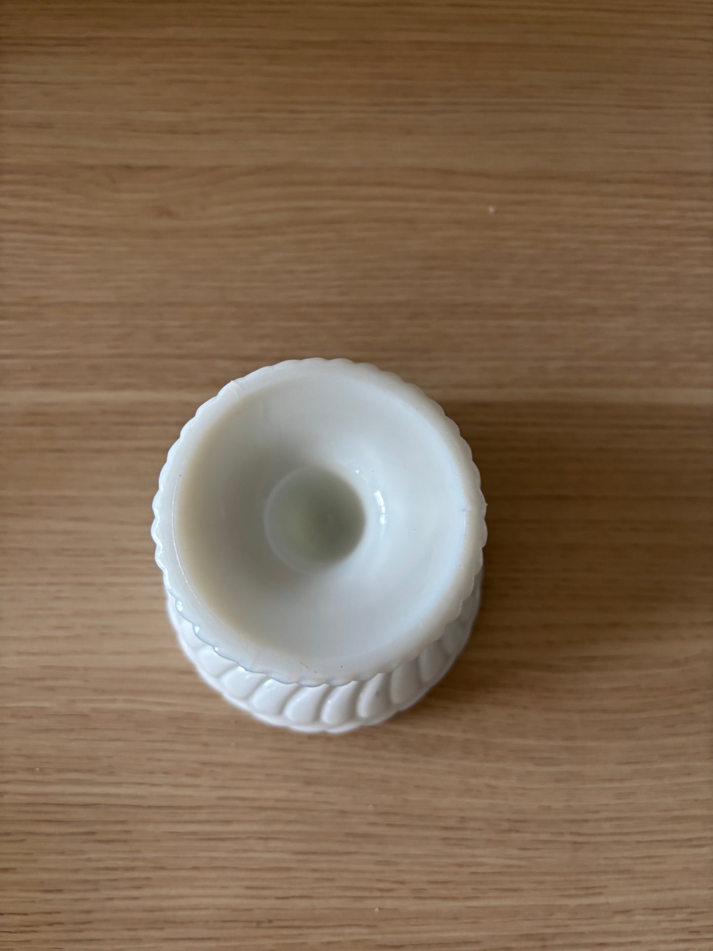 Vintageskål på fot i vitt opalglas