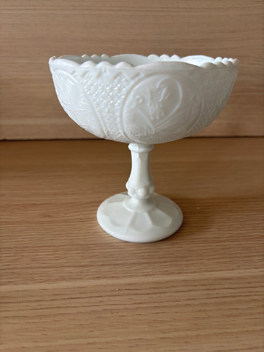 Vintage skål på fot i vitt pressglas tillverkad av det polska glasbruket Ząbkowice