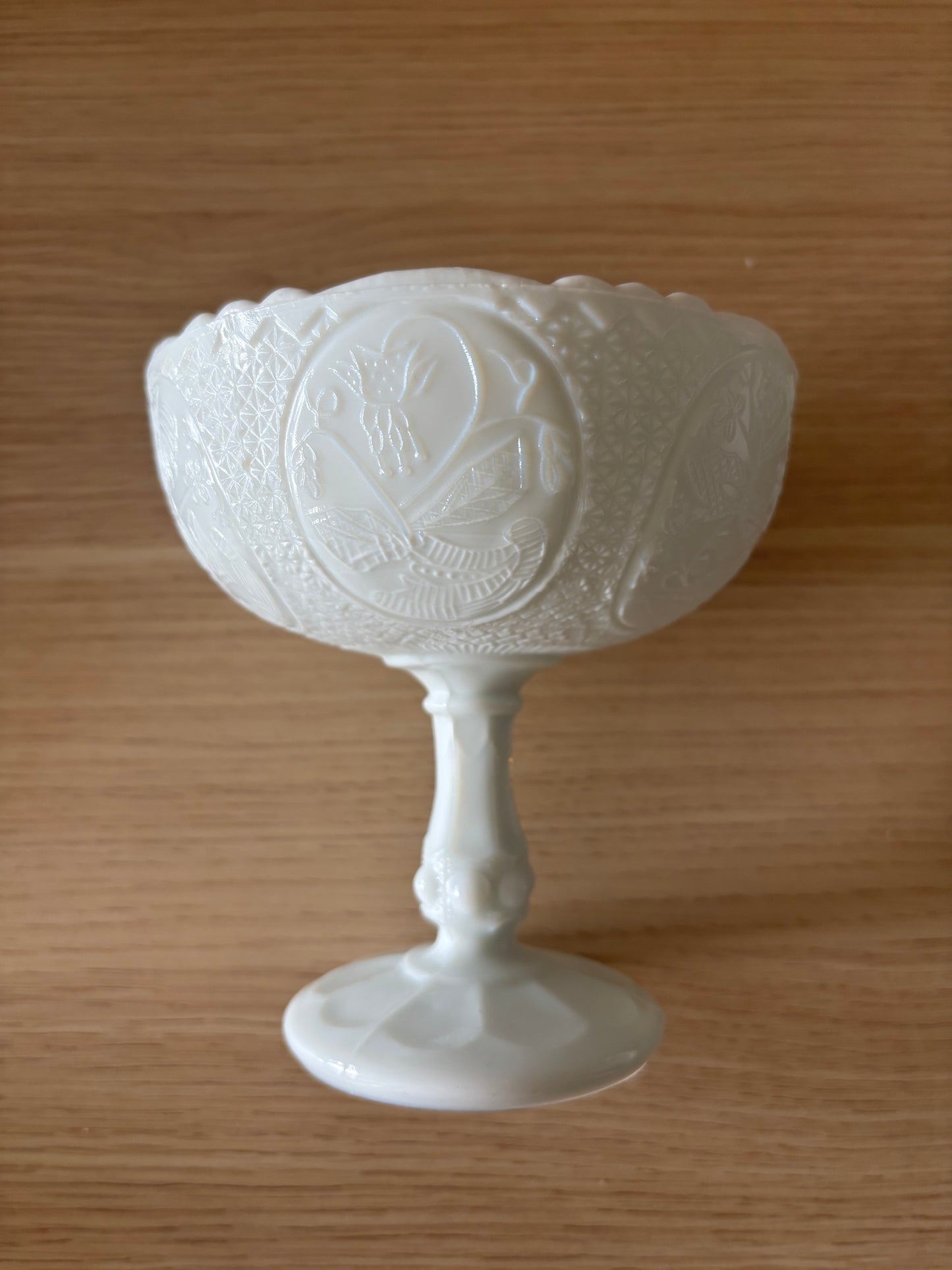 Vintage skål på fot i vitt pressglas tillverkad av det polska glasbruket Ząbkowice