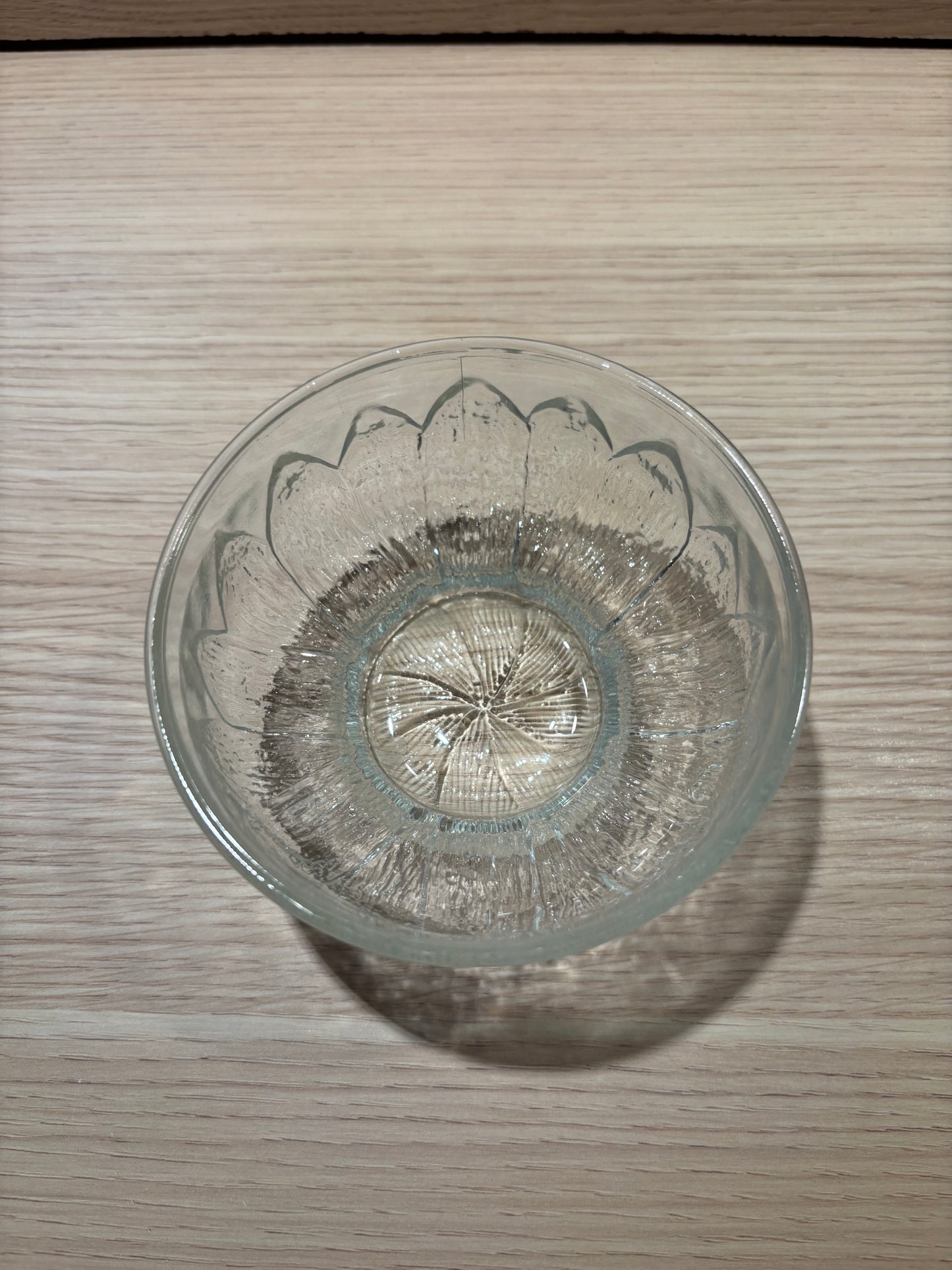 Glasskål på fot med dekorativt bladmotiv