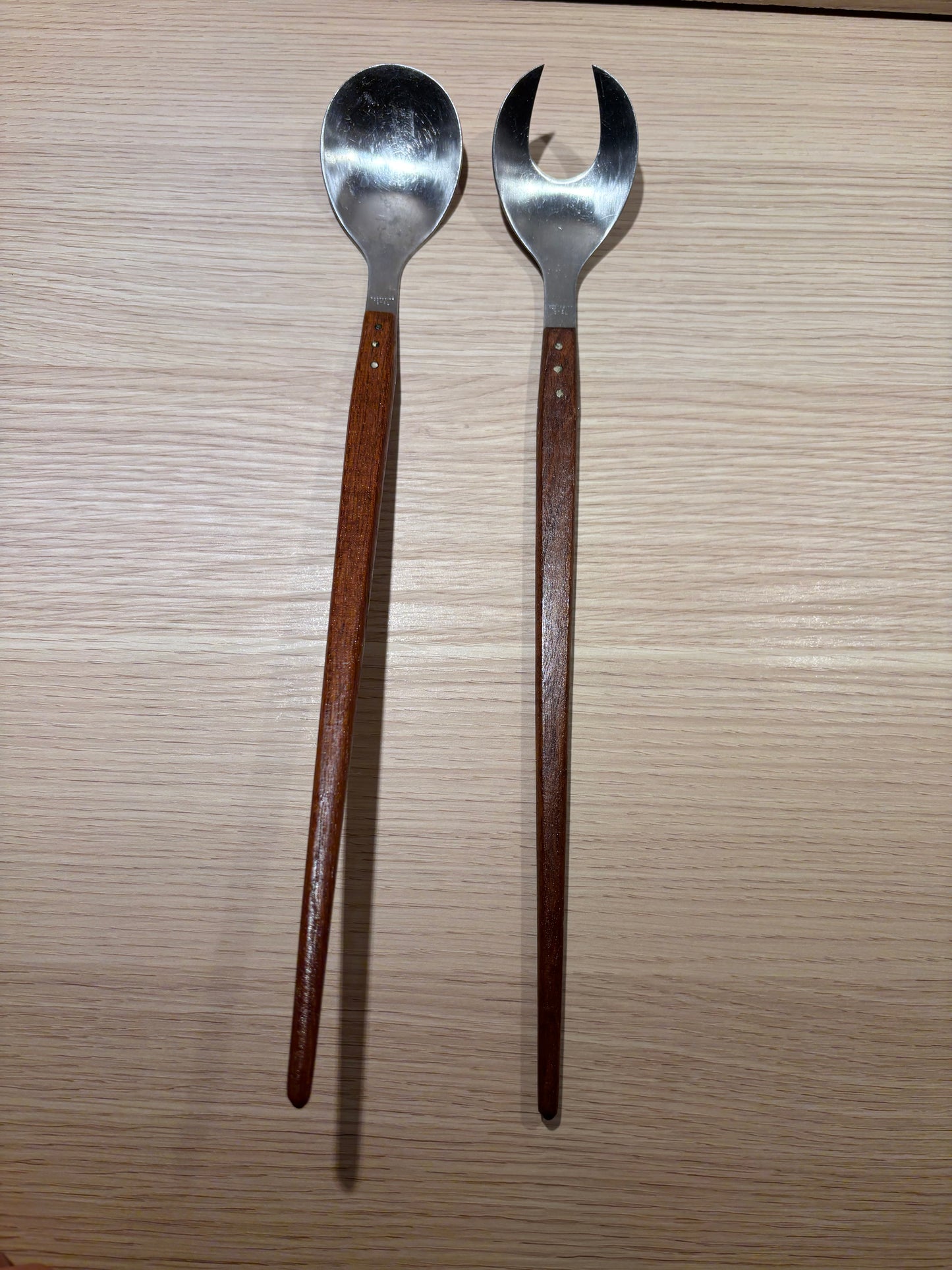 Eleganta salladsbestick i Mid-Century Modern-design