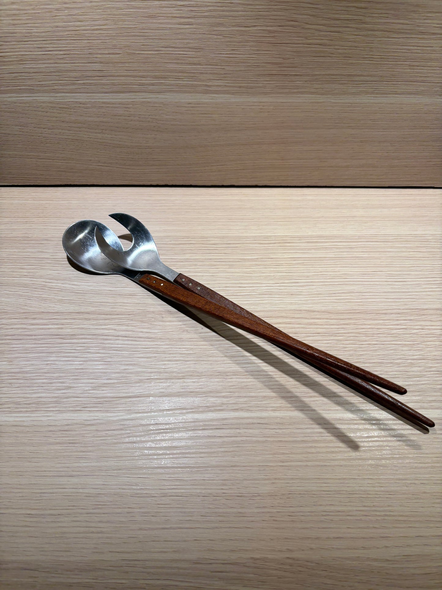 Eleganta salladsbestick i Mid-Century Modern-design