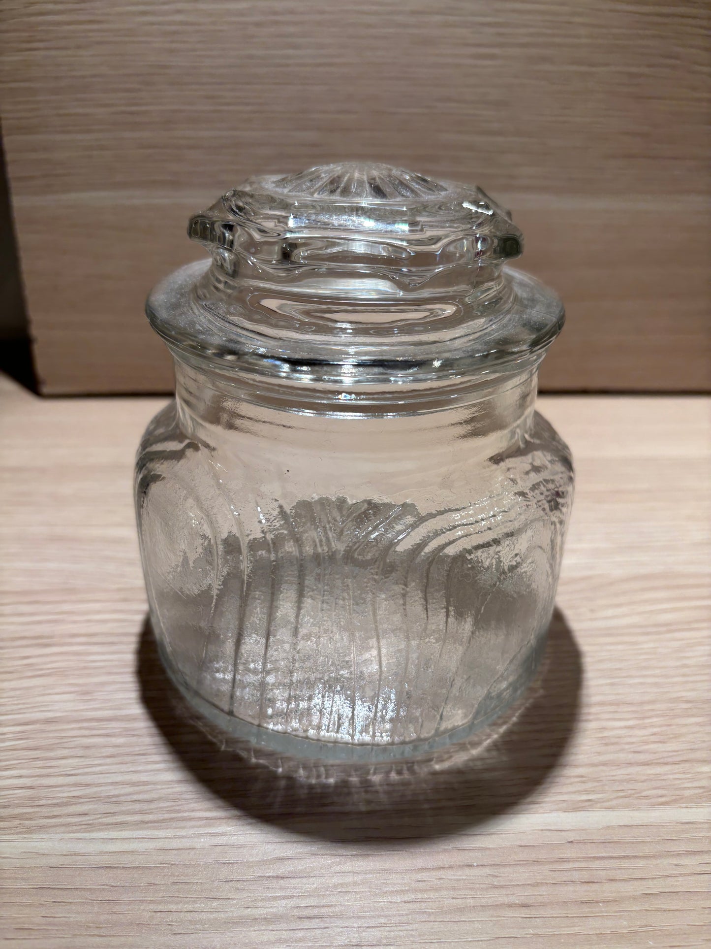 Dekorativ glasburk i klassisk vintage-stil