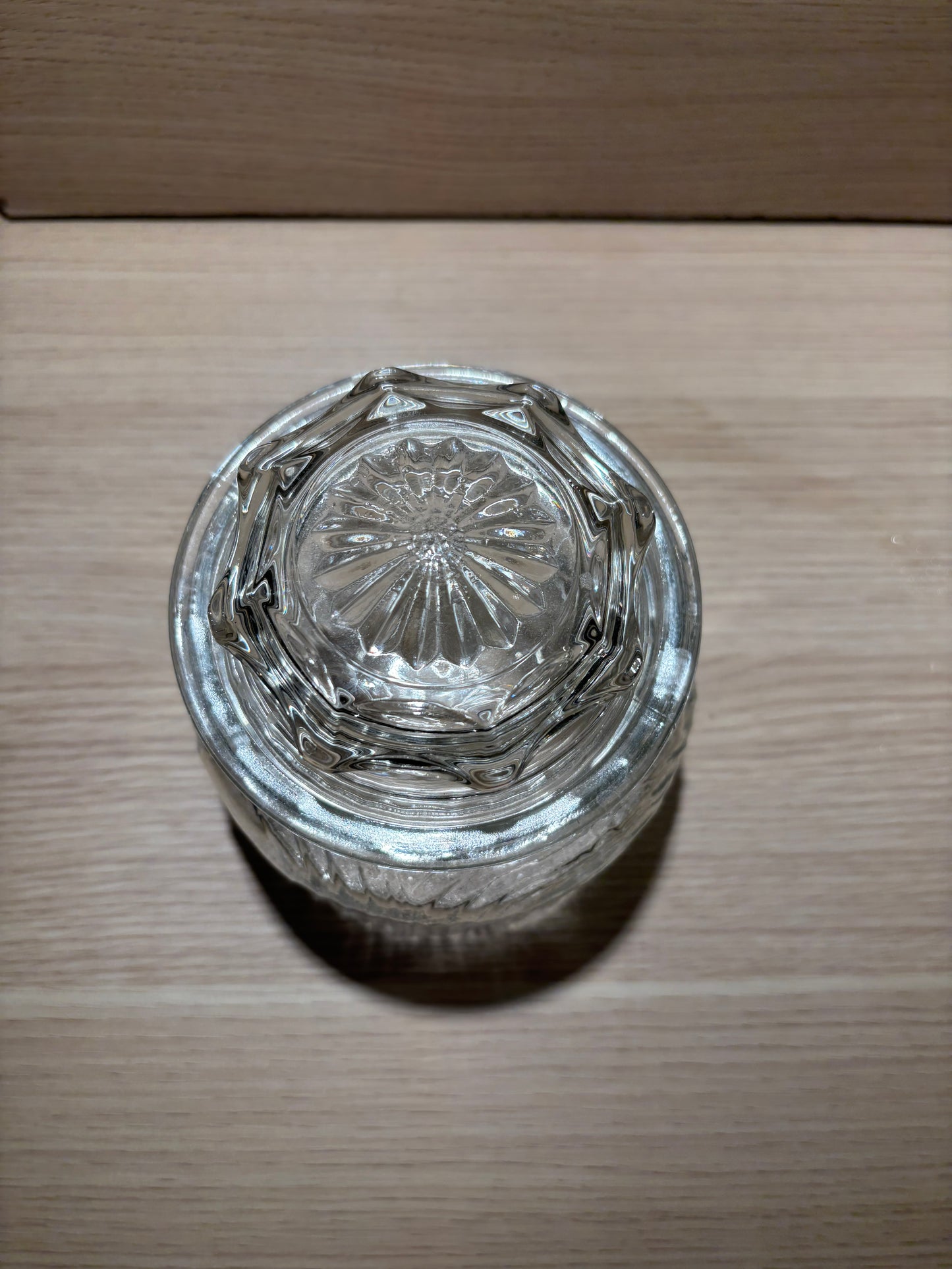 Dekorativ glasburk i klassisk vintage-stil